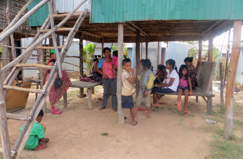 ពលរដ្ឋ​អតីត​អ្នក​បុរីកីឡា ត្រូវ​គេ​បណ្ដេញ​ឲ្យ​ទៅ​រស់​នៅ​តំបន់​ភ្នំបាត។ រូបថត​ថ្ងៃ​២១ កុម្ភៈ ឆ្នាំ​២០១៤