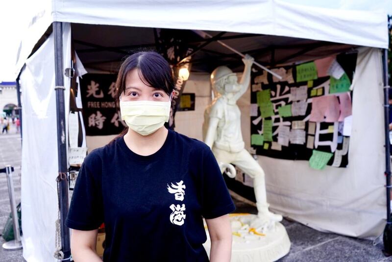 身穿「香港加油」衣服的台灣人熊小姐，第一次參加實體悼念六四晚會。 （淳音 攝）