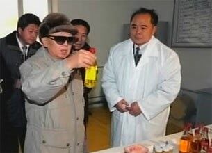 평양 밀가루가공공장과 룡성식료공장을 시찰하는 김정일 국방위원장.