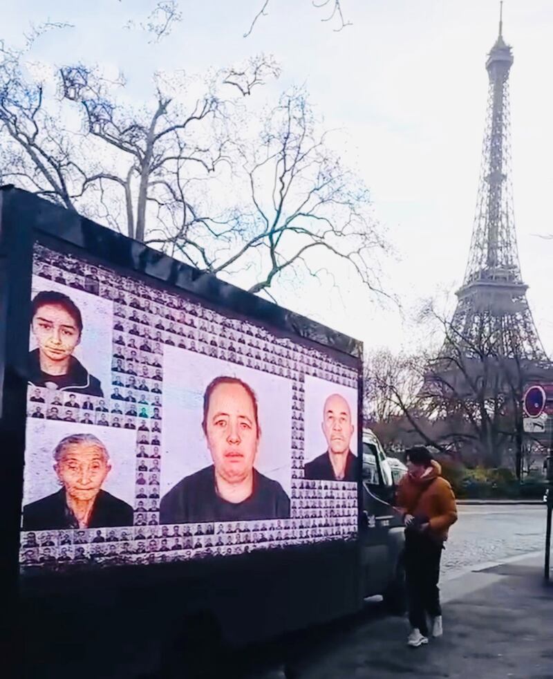 دوكتور دىلنۇر رەيھان خانىمنىڭ تەشكىللىشىدە ياۋروپا ئۇيغۇر ئىنستىتۇتى ئېلان شىركىتى تەشۋىقات ماشىنىسىنىڭ ئۈچ تەرىپىدىكى چوڭ ئېكراندا ئۇيغۇر مەجبۇرىي ئەمگىكىگە دائىر ۋىدىيولارنى قويۇپ، پارىژ كوچىلىرىدا سەككىز سائەت ئايلانغان كۆرۈنۈشتىن بىرى. 2023-يىلى دېكابىر، پارىژ.