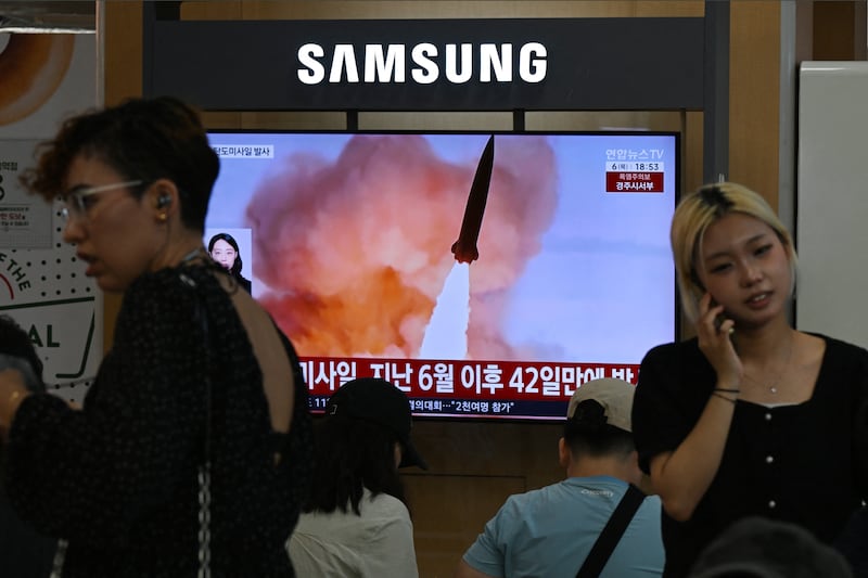 2026년 8월 6일, 서울역 전광판에 북한의 미사일 발사 장면이 담긴 뉴스 영상이 방송되고 있다.