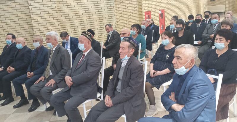 قازاقىستان ئۇيغۇرلىرىنىڭ قازاقىستان خەلقى ئاسسامبلېيەسى رەئىسىنىڭ ئورۇنباسارى، كاتىبات رەھبىرى مارات ئەزىلخانوف بىلەن تور ئارقىلىق ئۇچرىشىشىدىن كۆرۈنۈش. 2022-يىل 15-فېۋرال، ئالمۇتا.