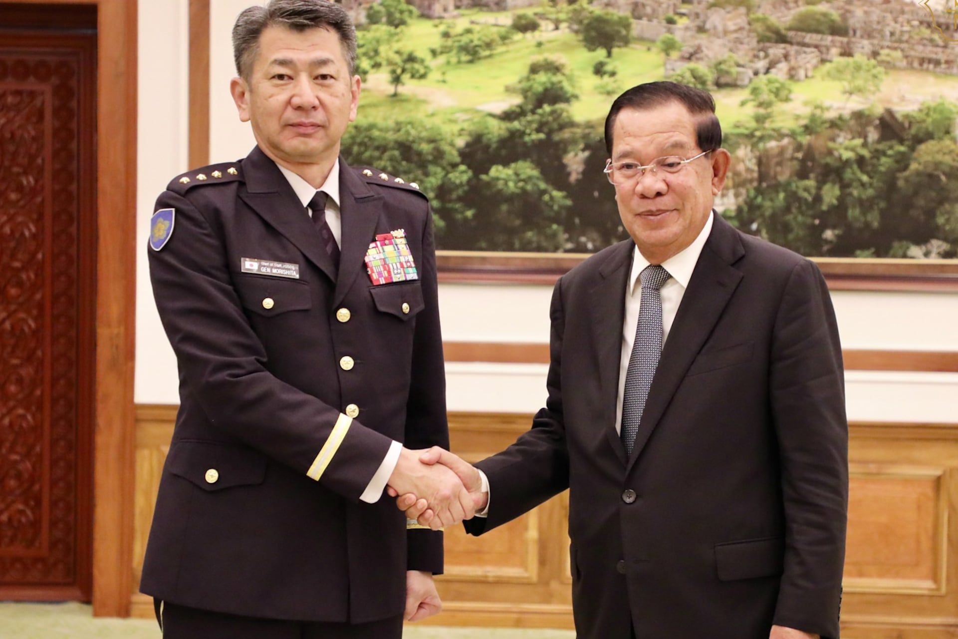 Hun Sen (R) shakes hand with The Japan Ground Self-Defense Force (JGSDF) Morishita Yasunori June 25, 2025.