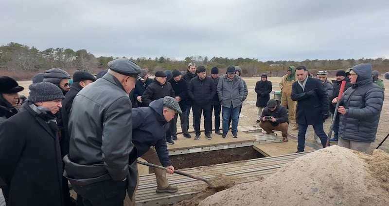 ئامېرىكادىكى تۇنجى ئەۋلاد ئۇيغۇر مۇھاجىرى، شەرقىي تۈركىستان داۋاسىنىڭ ھارماس جەڭچىسى غۇلامىدىن پاختانىڭ دەپنە مۇراسىمى كۆرۈنۈشلىرى. 2025-يىلى 20-فېۋرال، نيۇ-يورك