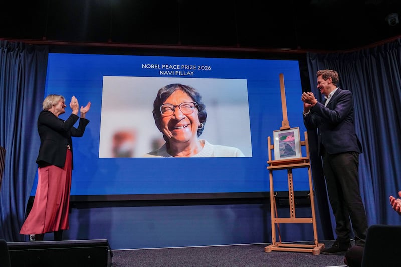 ནོ་སྦེལ་ཞི་བདེའི་བསྟི་གནས་ཁང་གི་ངེས་སྟོན་པ་ Kjersti Flogstad དང་ནོ་ཝེའི་ནོ་སྦེལ་ཚོགས་ཆུང་གི་འགོ་འཛིན་ Jorgen Watne Frydnes གྱི་འདི་ལོའི་ཞི་བདེའི་གཟེངས་རྟགས་ཐོབ་མཁན་ན་ཝི་པི་ལེར་བཀའ་མོལ་གནང་བཞིན་པ། ༢༠༢༦།༡༠།༡༠