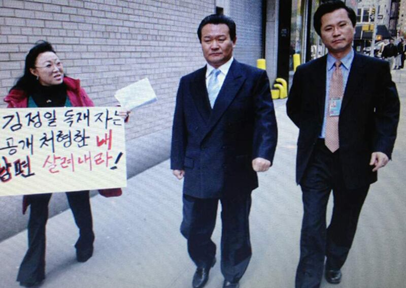 시위 현장에서 포착된 뉴욕 유엔북한대표부의 신선호(가운데) 전 대사와 보좌관. 배지를 달지 않고 있다. 