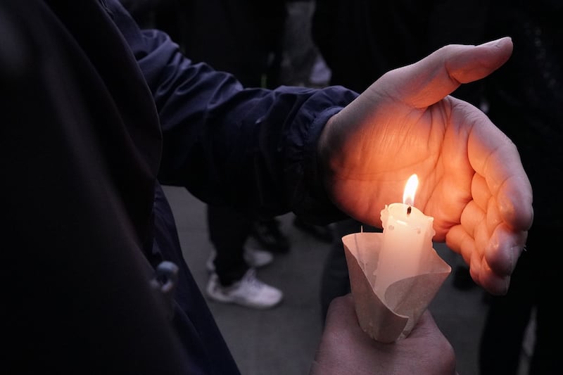 在周二(4日)六四35周年当天的夜里,各种形式的烛光和手机灯光,照亮伦敦中国大使馆外一带。 (记者石头摄)