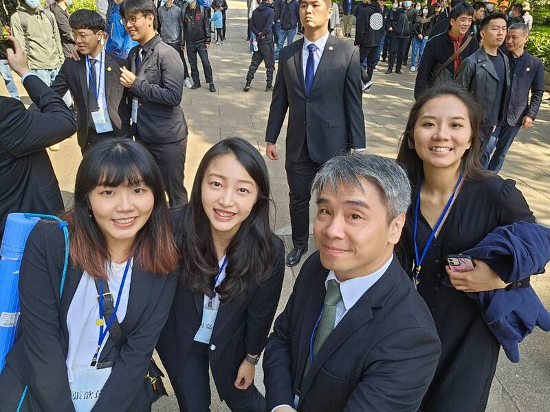 随马英九访中的 “大九学堂”学生和政治大学副教授廖元豪等人28日同赴中山陵｡（廖元豪老师提供）