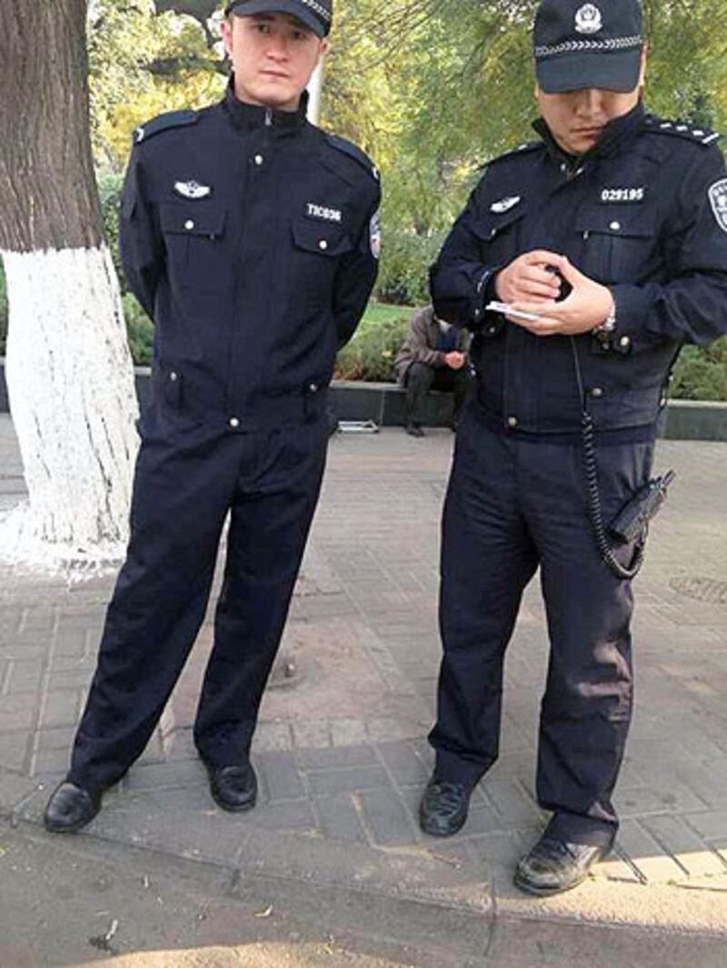 北京牛街清真寺外有警察盤查維吾爾人。(照片來自維吾爾在線)