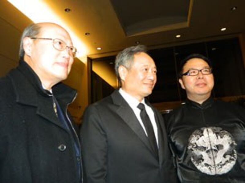 图片:李安在台湾驻洛办事处会见媒体。左为处长龚中诚,右为文化部驻洛组长纪东阳。 (记者萧融拍摄)