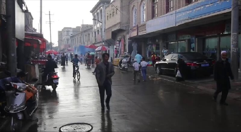 گېرمانىيەلىك سەيياھ كىرىستوپ رېھاگ سۈرەتكە ئالغان قەشقەر كوچىلىرى