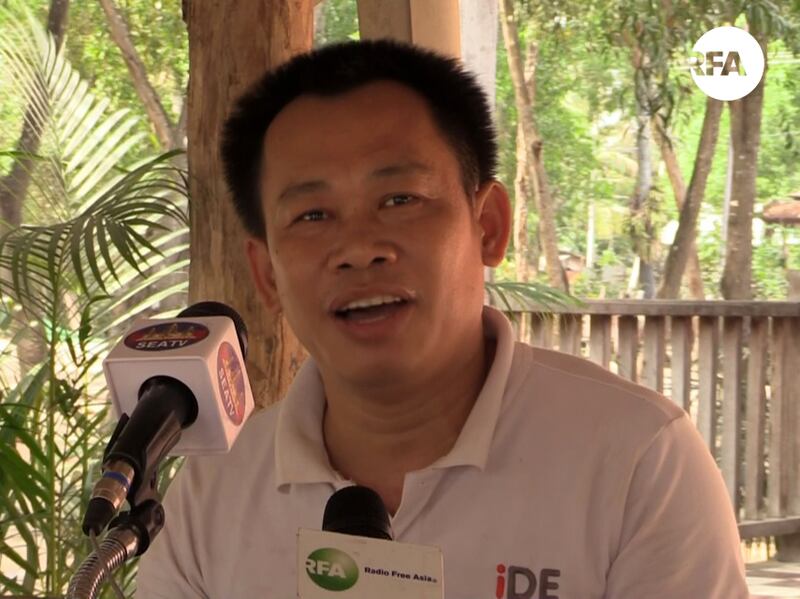 នាយក​សាលា​បឋម​សិក្សា​ខ្នារ លោក សួន សុហ៊ាន ផ្ដល់​បទសម្ភាសន៍​កាល​ពី​ថ្ងៃ​ទី​២៥ ខែ​កុម្ភៈ ឆ្នាំ​២០១៧។ RFA/Hang Savyouth