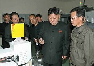 북한 김정은 국방위원회 제1위원장이 '강태호가 사업하는 기계공장'을 시찰하고 있다.