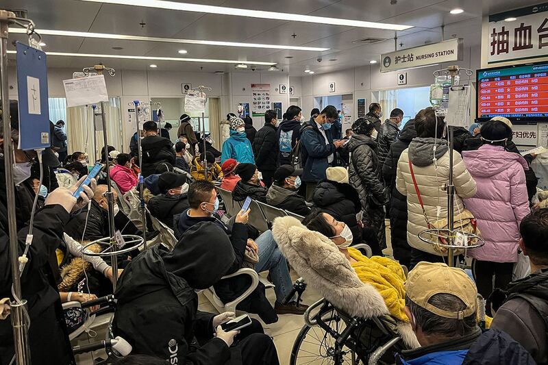 2023年1月3日，北京某医院急诊室，坐在轮椅上的病人。（法新社）