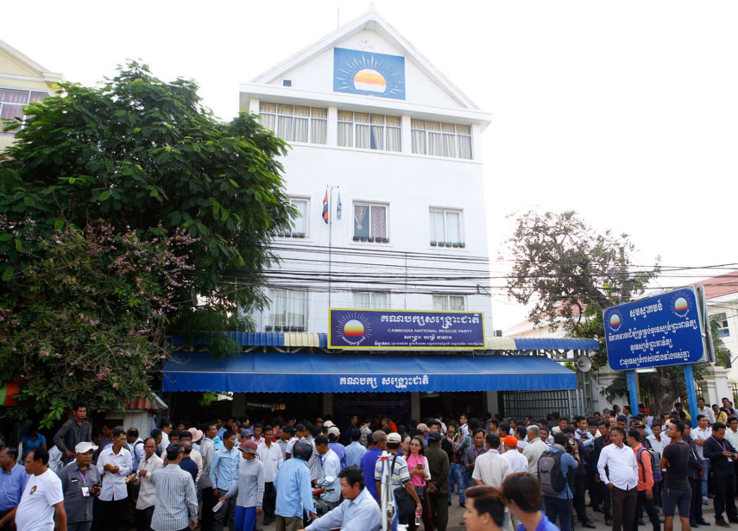 សកម្មជន​គណបក្ស​សង្គ្រោះជាតិ ប្រមូល​ផ្ដុំ​គ្នា​នៅ​ទីស្នាក់ការ​កណ្ដាល​បក្ស នា​សង្កាត់​ចាក់អង្រែលើ ដើម្បី​ឃ្លាំមើល​ដំណើរការ​របស់​តុលាការ នៅ​ថ្ងៃ​ទី​៩ កញ្ញា ឆ្នាំ​២០១៦។ RFA/Cheu Sideth