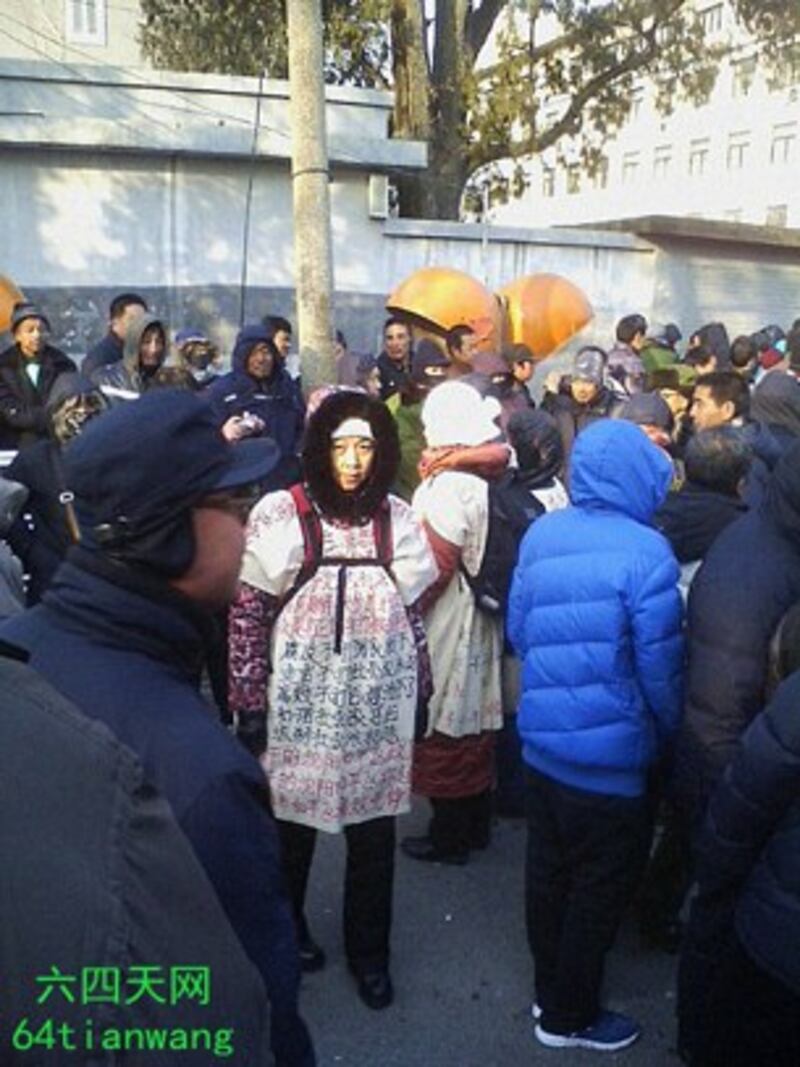 图片:上万访民聚国家信访局。(六四天网)