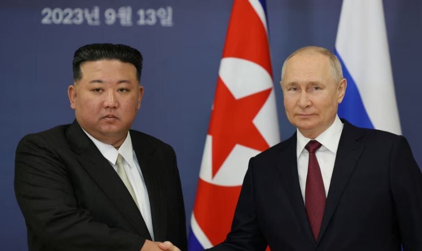 김정은(왼쪽) 북한 국무위원장과 블라디미르 푸틴 러시아 대통령이 13일 러시아 아무르주 보스토치니 우주기지에서 회동하고 있다.