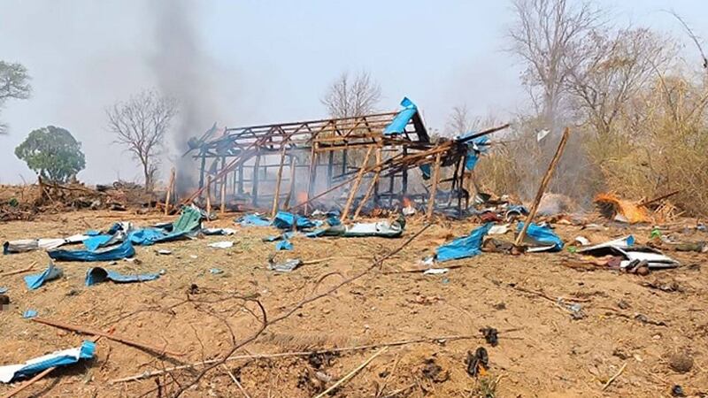 စစ်ကိုင်းတိုင်း ကန့်ဘလူမြို့နယ်၊ ပဇီကြီးကျေးရွာ လေကြောင်းတိုက်ခိုက်ခံရမှုကြောင့် ပျက်စီးသွားသည့် အဆောက်အအုံအချို့အား ၂၀၂၃ ခုနှစ်၊ ဧပြီလ ၁၁ ရက်နေ့က တွေ့ရစဉ်။ (Photo: Citizen Journalist)