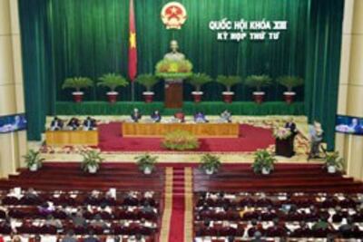 Đang lúc bão Sơn tinh cấp 14 đổ bộ vào các tỉnh miền Trung thì quốc hội vẫn nhóm họp như bình thường ...(baoquangngai)