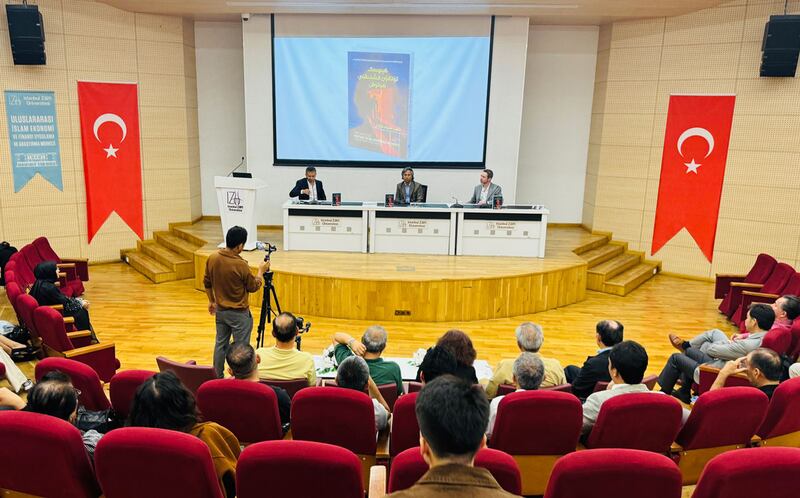 ئۇيغۇرچىسى نەشر قىلىنغان «كېچىدە تۇتقۇن قىلىنىشنى كۈتۈش» ناملىق كىتاب توغرىسىدا ئىستانبۇلدا ئۆتكۈزۈلگەن مەخسۇس مۇھاكىمە يىغىنىدا مەزكۇر كىتابنىڭ ئاپتورى تاھىر ھامۇت ئىزگىل ئەپەندى سۆزلىمەكتە. 2024-يىلى 20-سېنتەبىر، تۈركىيە.