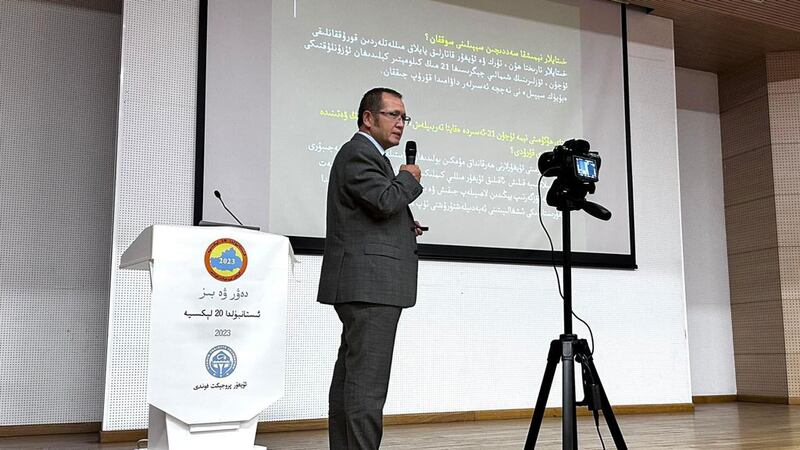 لوندوندىكى ئۇيغۇر زىيالىيسى ئەزىز ئەيسا ئەلكۈن «دەۋر ۋە بىز، ئىستانبۇلدا 20 لېكسىيە-2023» ماۋزۇلۇق يىغىندا سۆزلەۋاتقان كۆرۈنۈش، 2023-يىلى 23-سېنتەبىر، ئىستانبۇل