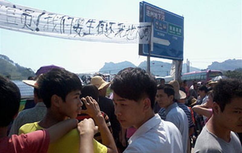10月2日，逾千大洞村民再次以堵路抗議的方式，要求當局歸還土地。（村民范先生提供）