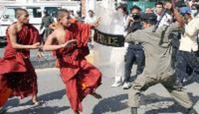 CambodiaPolice_Protesters200.jpg