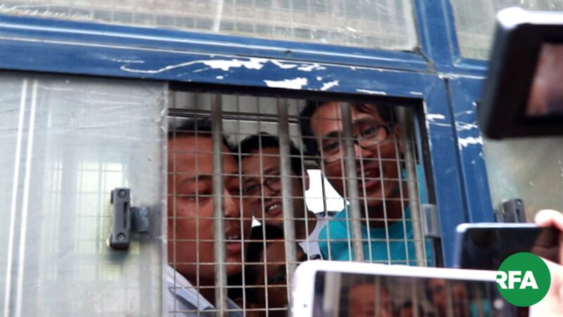 ရက္ခိုင့်တပ်တော် AA အဖွဲ့ကို ထောက်ပံ့နေတယ်ဆိုတဲ့ စွပ်စွဲချက်နဲ့ ဖမ်းဆီးခံထားရတဲ့ ရခိုင်စင်္ကာပူအသင်းဝင်တွေကို ၂ဝ၁၉ သြဂုတ် ၉ ရက်နေ့က ရန်ကုန်အနောက်ပိုင်းခရိုင် တရားရုံးမှာ ရုံးထုတ်ခဲ့စဉ်
