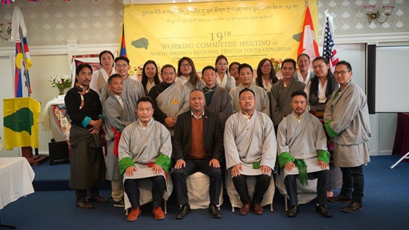 2021年11月26日，第19届北美地区藏青会工作委员会会议期间与会代表合影。（洛桑曲珍提供）
