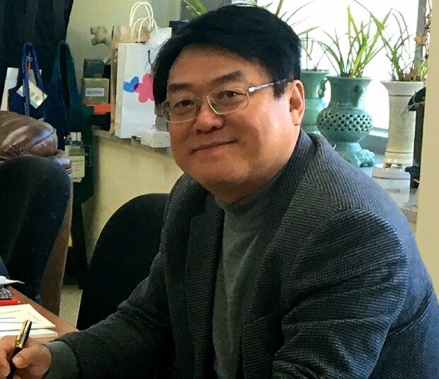 집무실에서 근무 중인 박정원 교수.