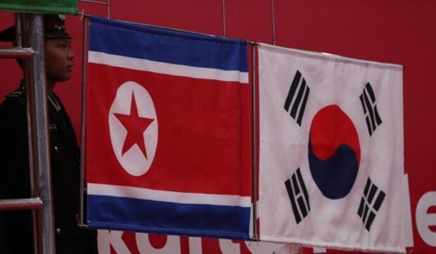 인도네시아 자카르타 컨벤션센터에서 열린 2018 자카르타-팔렘방 아시안게임 레슬링 여자 자유형 50㎏급 시상식에서 동메달을 딴 한국과 북한의 국기가 나란히 올라가고 있다. 