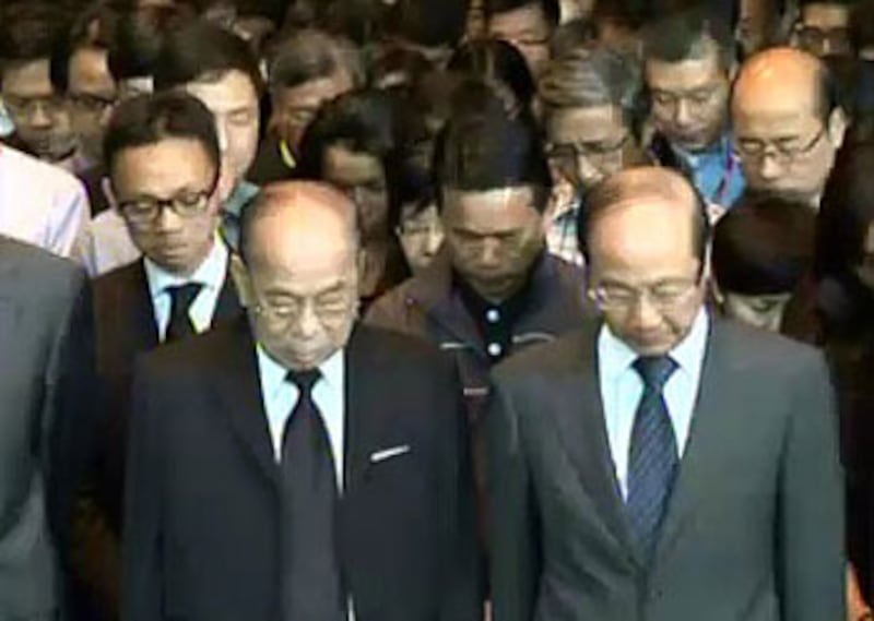 港燈公司在撞船事故發生後首個工作日,由公司董事總經理曹槃森帶領員工周三為意外中死者進行黙哀。(相片由港燈公司提供)