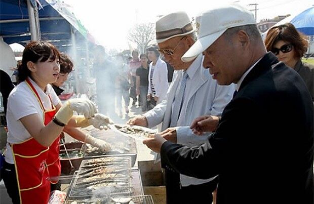 포항에서 열린 물회ㆍ전어 한마당잔치 행사장에 마련된 전어구이를 맛보는 관광객들.