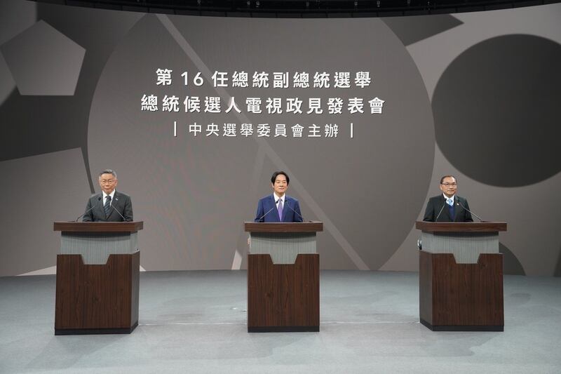 2023年12月20日台湾中选会举行总统候选人首场电视政见发表会。三位总统候选人在两岸关系上，都提出各自主张。（柯文哲竞选办公室提供）