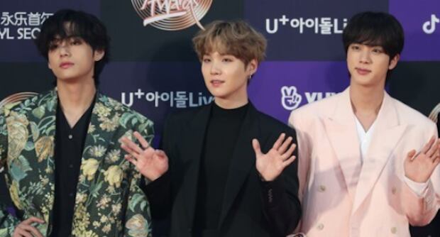 방탄소년단 뷔(왼쪽부터), 슈가, 진이가 포즈를 취하고 있다.