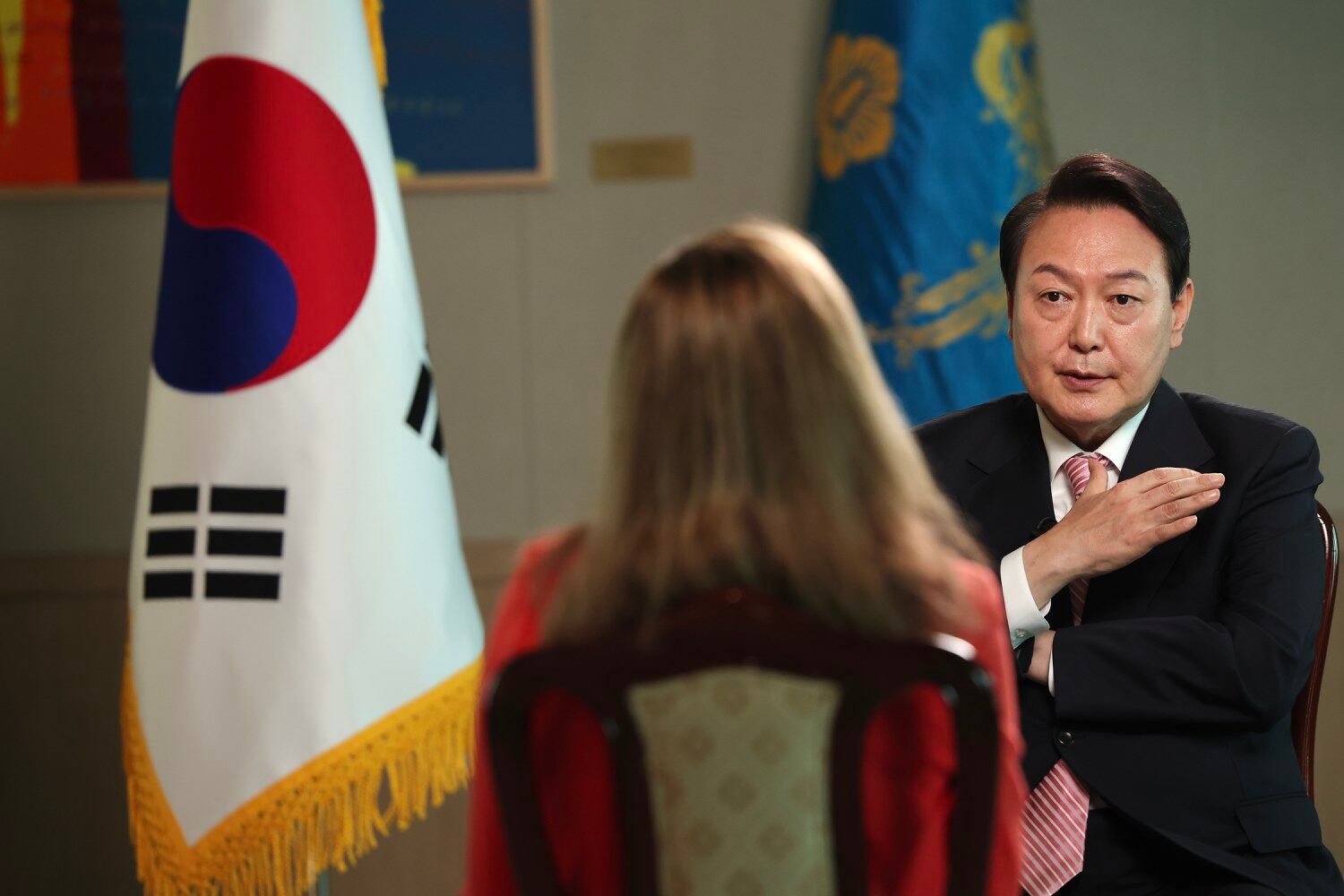 윤석열 대통령이 23일 오전 용산 대통령실 청사에서 미국 CNN방송과 인터뷰를 하고 있다.