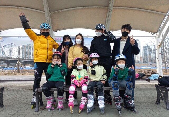 남북사랑학교 개교 이후 첫 탈북민 교사 심은화 씨(뒷줄 가운데)가 아이들을 지도하고 있다.
