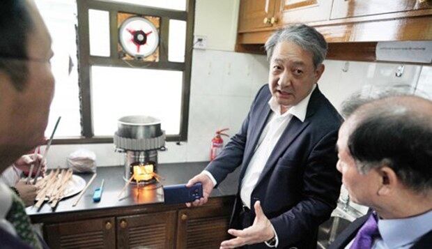 박천규 환경부 차관이 지난 4일 미얀마 양곤시 소재 에코아이 미얀마 현지법인을 방문하여 미얀마에 진출한 국내 기업의 애로사항을 듣고, 국내 기업이 미얀마에 보급한 고효율 쿡스토브를 살펴보고 있다.