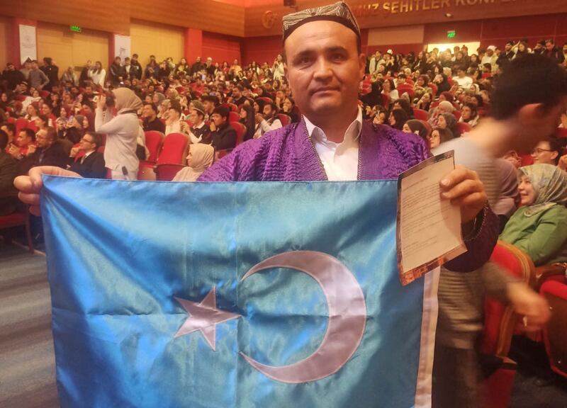 تۈركىيەنىڭ قارابۈك ئۇنىۋېرسىتېتى ئۇيۇشتۇرۇلغان تۈرك دۆلەتلىرىنى تونۇشتۇرۇش يىغىنىدا مەزكۇر ئۇنىۋېرسىتېتنىڭ تارىخ فاكۇلتېتى دوكتورانتى، د ئۇ ق نىڭ ۋەكىلى مامۇتجان ئەركىن ئەپەندى شەرقىي تۈركىستان بايرىقىنى كۆتۈرۈپ تۇرماقتا. 2024-يىلى 28-نويابىر.