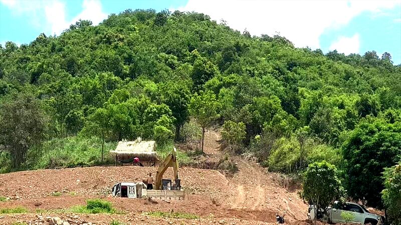 Excavator_excavate_hill_rock_for_filling_Chroy_Daung_beach_092121.jpg