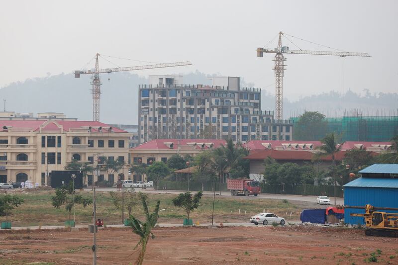 လောင်းကစားရုံများရှိရာ ကရင်ပြည်နယ်၊ မြဝတီမြို့နယ်၊ ရွှေကုက္ကိုမြို့သစ်တွင် အဆောက်အအုံများ ဆောက်လုပ်နေသည်ကို ၂၀၂၃ ခုနှစ် မတ်လအတွင်းက တွေ့ရစဉ်။ (Photo: RFA)