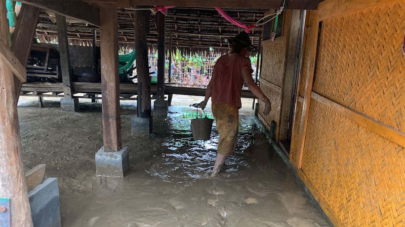 စစ်ဘေးဒုက္ခသည်များ ခိုလှုံနေကြသည့် ရခိုင်ပြည်နယ်၊ မြောက်ဦးမြို့နယ်က ကျေးရွာတစ်ခုမှာ ရေကြီးရေလျှံမှု ဖြစ်ပွားသည်ကို ၂၀၂၄ ခုနှစ်၊ ဩဂုတ်လအစောပိုင်းက တွေ့ရစဉ်။ (Photo: RFA)