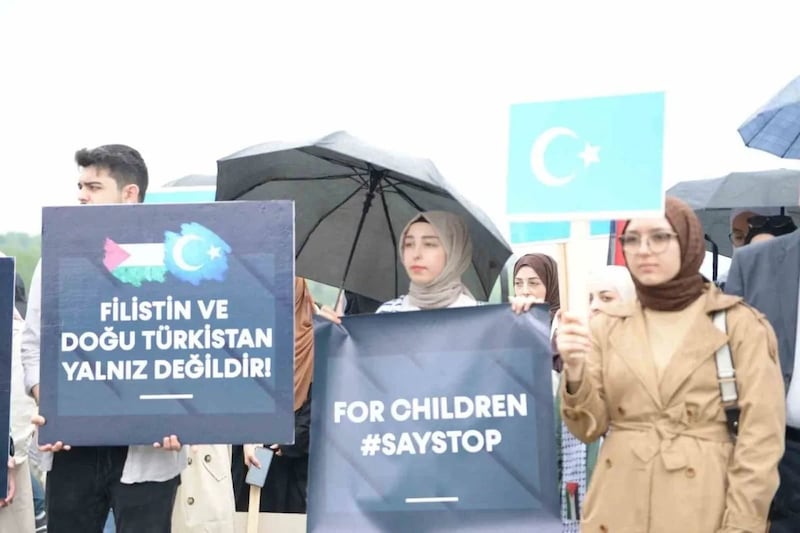 تۈركىيەنىڭ ئىسپارتا شەھىرىدىكى سۇلايمان دېمىرەل ئۇنىۋېرسىتېتى بىلەن بىلىم ئۇنىۋېرسىتېتىنىڭ ئوقۇغۇچىلىرى بىرلىكتە نامايىش ئۆتكۈزدى. 2024-يىلى 14-ماي.