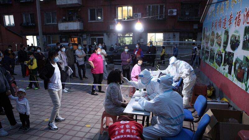 2021年5月18日,辽宁省沈阳市沉河区,在出现新的冠状病毒病(COVID-19)病例后,居民在居民区排队进行核酸检测。(路透社)