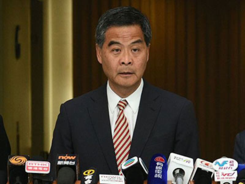 2015年4月13日,香港行政長官梁振英向傳媒強調,取消“一簽多行”目的,是針對職業水貨客。(香港政府新聞網截圖)