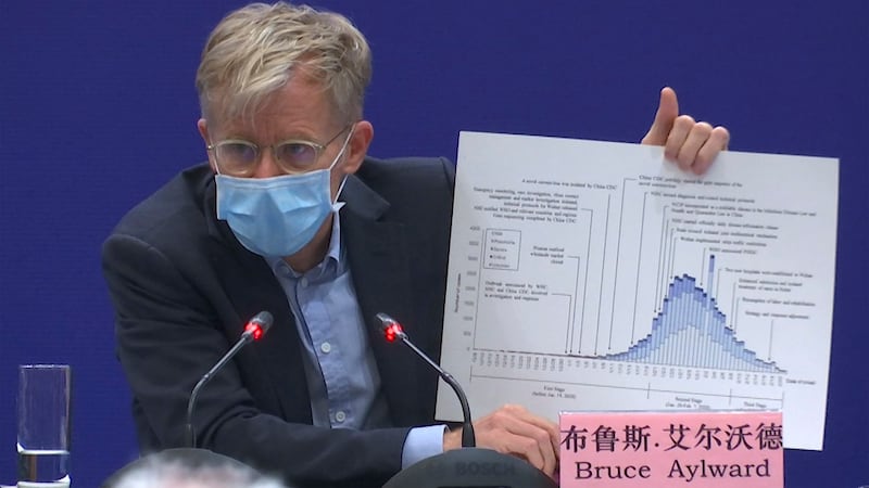世界卫生组织关于布鲁斯艾尔沃德在北京出席记者会。（美联社）