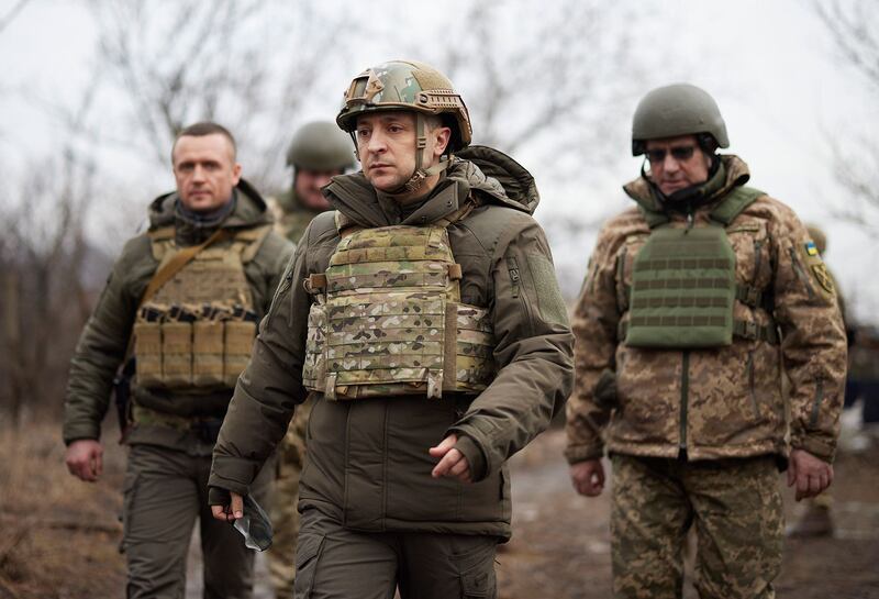 乌东顿巴斯地区(Donbas)冲突升高,乌克兰总统泽连斯基(Volodymyr Zelenskiy,图中)赶往视察。(AP)