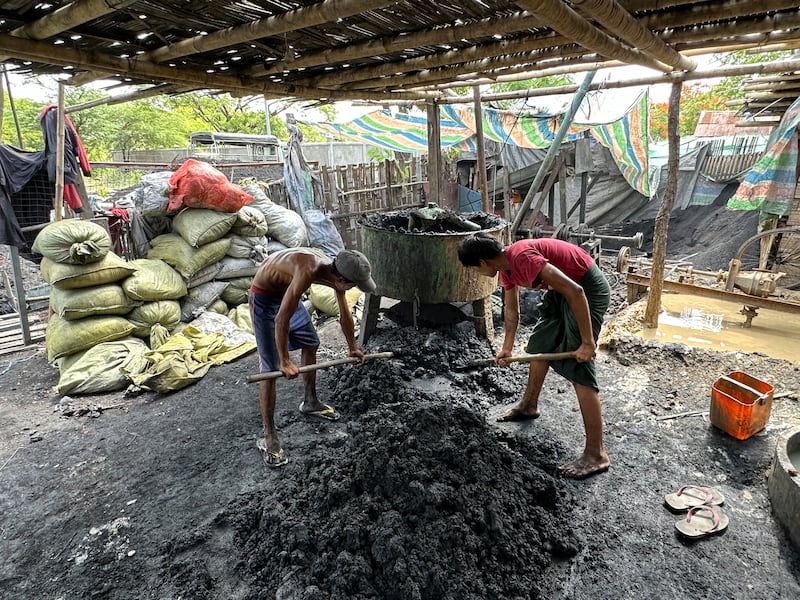 မန္တလေးမြို့၊ ပြည်ကြီးတံခွန်မြို့နယ်တွင် သစ်တောပြုန်းတီးမှုကို လျှော့ချပေးနေသည့် တစ်နိုင်တစ်ပိုင် လောင်စာလုပ်ငန်းအား ၂၀၂၄ ခုနှစ်၊ ဇွန်လ ၁၂ ရက်နေ့က တွေ့ရစဉ်။ (RFA Photo)