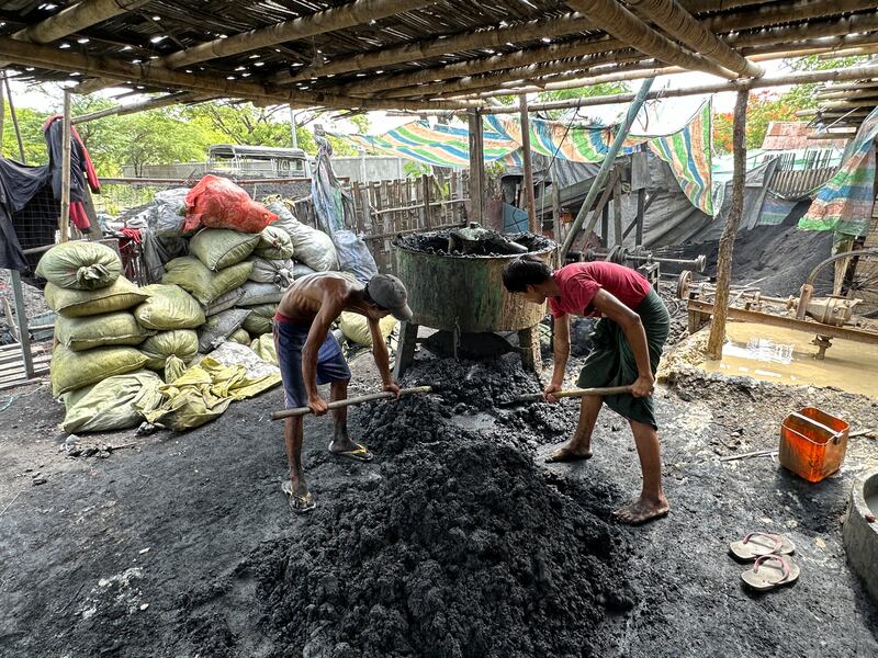 မန္တလေးမြို့၊ ပြည်ကြီးတံခွန်မြို့နယ်တွင် သစ်တောပြုန်းတီးမှုကို လျှော့ချပေးနေသည့် တစ်နိုင်တစ်ပိုင် လောင်စာလုပ်ငန်းအား ၂၀၂၄ ခုနှစ်၊ ဇွန်လ ၁၂ ရက်နေ့က တွေ့ရစဉ်။ (RFA Photo)