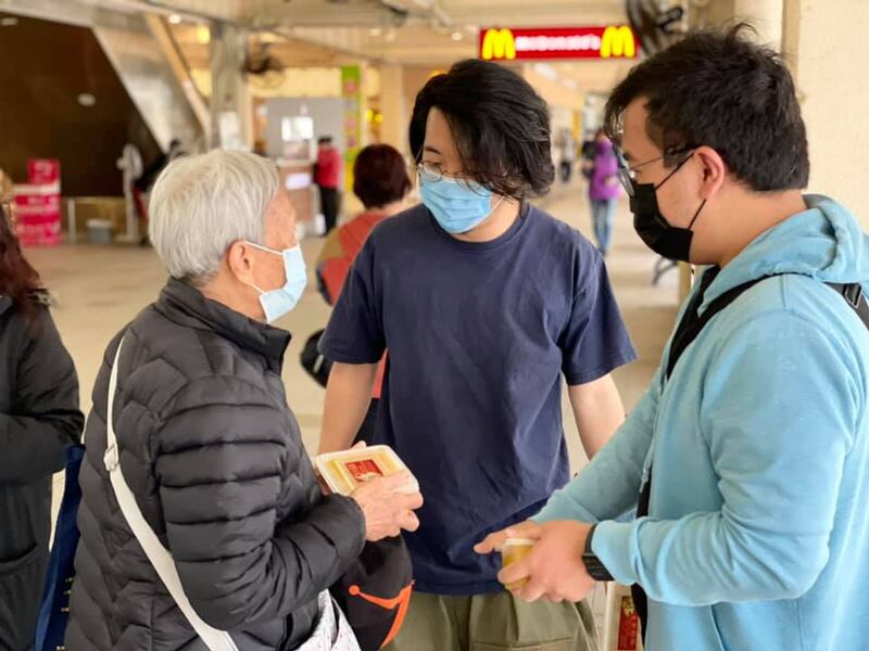 他倆的辦公室同樣位於大埔廣福邨的平台上，因此經常合辦活動。（連桷璋提供）